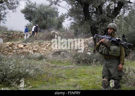 Hebron, Westjordanland, Palästinensische Gebiete. 7. November 2015. Israelische Soldaten Wache vor einem Haus der Jugend gegen die Siedlung in der Westbank-Stadt Hebron 7. November 2015. Die israelischen Besatzungstruppen besetzen das Zentrum Jugend gegen Siedlung Inhaftierung von drei Aktivisten dort, '' sagte eine Erklärung auf Facebook gepostet. "sie sind alle gesperrt in der Mitte, von der Nutzung ihres Handys oder im Internet verboten. [Soldaten sind] nicht so dass niemand hinein oder aus ihm heraus. Bildnachweis: ZUMA Press, Inc./Alamy Live-Nachrichten Stockfoto