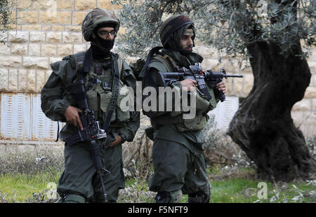 Hebron, Westjordanland, Palästinensische Gebiete. 7. November 2015. Israelische Soldaten Wache vor einem Haus der Jugend gegen die Siedlung in der Westbank-Stadt Hebron 7. November 2015. Die israelischen Besatzungstruppen besetzen das Zentrum Jugend gegen Siedlung Inhaftierung von drei Aktivisten dort, '' sagte eine Erklärung auf Facebook gepostet. "sie sind alle gesperrt in der Mitte, von der Nutzung ihres Handys oder im Internet verboten. [Soldaten sind] nicht so dass niemand hinein oder aus ihm heraus. Bildnachweis: ZUMA Press, Inc./Alamy Live-Nachrichten Stockfoto