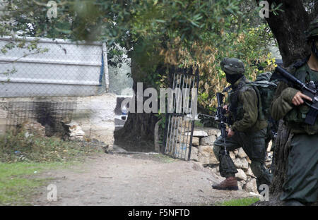 Hebron, Westjordanland, Palästinensische Gebiete. 7. November 2015. Israelische Soldaten Wache vor einem Haus der Jugend gegen die Siedlung in der Westbank-Stadt Hebron 7. November 2015. Die israelischen Besatzungstruppen besetzen das Zentrum Jugend gegen Siedlung Inhaftierung von drei Aktivisten dort, '' sagte eine Erklärung auf Facebook gepostet. "sie sind alle gesperrt in der Mitte, von der Nutzung ihres Handys oder im Internet verboten. [Soldaten sind] nicht so dass niemand hinein oder aus ihm heraus. Bildnachweis: ZUMA Press, Inc./Alamy Live-Nachrichten Stockfoto