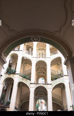 Die Palazzo Dello Spagnolo ist ein Rokoko oder spät-Barock-Stil Palast im Zentrum von Neapel Stockfoto