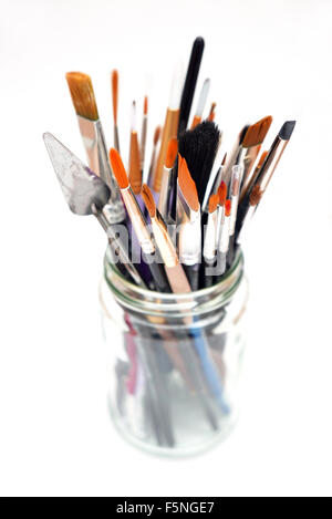 Handwerk machen Werkzeuge wie Pinsel, Spachtel in ein Marmeladenglas auf weißem Hintergrund, Stockfoto
