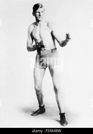 Vintage Foto des irisch-amerikanischen Boxer Edward "Kanonenboot" Smith (1887-1974). Smith, aus Philadelphia, Pennsylvania, gewann die Heavyweight Meisterschaft der Pazifikflotte diente in der US Navy und nach Profi eine Zeitlang als eine führende "Hoffnungsträger galt" wieder die World Heavyweight Championship. Er kämpfte einige der führenden Boxer seiner Ära, einschließlich zukünftigen Champions Jess Willard und Jack Dempsey und nach seiner Pensionierung wurde ein Schiedsrichter und ein Filmschauspieler. Stockfoto