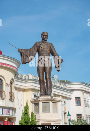 WIEN – 1. AUGUST: Statue am Eingang der Prater Park lebensgroße Arbeit zeigt Magier Calafati in seinem Showman und m Stockfoto