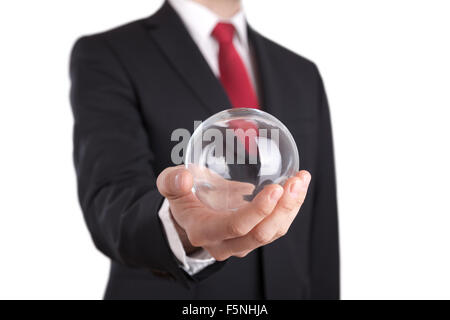 Geschäftsmann hält eine Glaskugel, die isoliert auf weiss. Clipping-Pfad enthalten. Stockfoto