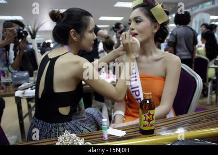 Pattaya, Thailand. 6. November 2015. Teilnehmer von Miss International Queen 2015 bereiten Sie hinter den Kulissen vor der Finalshow der Transgender/Transsexual Schönheitswettbewerb Miss International Queen 2015.  Miss Trixie Maristela der Philippinen gewann den Transgender-Schönheitswettbewerb Miss International Queen 2015 mit 27 Teilnehmern aus 17 Ländern im Wettbewerb mit der einwöchigen Veranstaltung in Thailand. Stockfoto