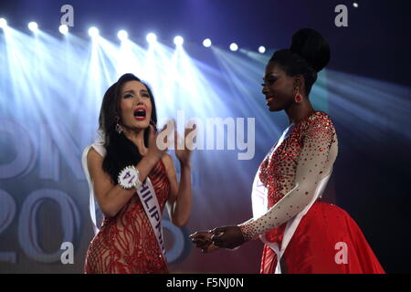 Pattaya, Thailand. 6. November 2015. Der Kandidat Trixie Maristela (C) Philippinen reagiert wie sie gekrönten Sieger des Transgender/Transsexual Schönheitswettbewerb Miss International Queen 2015 ist. Teilnehmer von Miss International Queen 2015 bereiten Sie hinter den Kulissen vor der Finalshow der Transgender/Transsexual Schönheitswettbewerb Miss International Queen 2015.  Miss Trixie Maristela der Philippinen gewann den Transgender-Schönheitswettbewerb Miss International Queen 2015 mit 27 Teilnehmern aus 17 Ländern im Wettbewerb mit der einwöchigen Veranstaltung in Thailand. Stockfoto