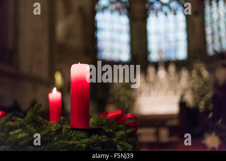 Weihnachtsdekoration im Regensburger Dom (Dom St. Peter), gotische Wahrzeichen von Regensburg, Deutschland (Bayern). Stockfoto