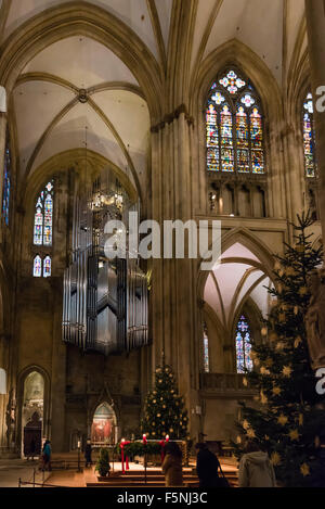 Weihnachtsdekoration im Regensburger Dom (Dom St. Peter), gotische Wahrzeichen von Regensburg, Deutschland (Bayern). Stockfoto