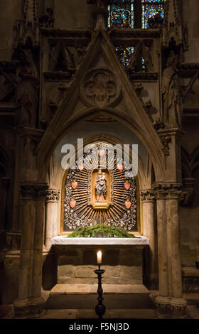 Altar in einem Seitenschiff der Regensburger Dom (Dom St. Peter), gotische Wahrzeichen der bayerischen Stadt Regensburg, Deutschland Stockfoto