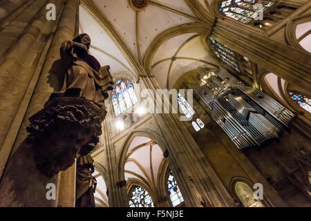 Statue und Orgel im Regensburger Dom (Dom St. Peter), gotische Wahrzeichen von Regensburg, Deutschland (Bayern). Stockfoto