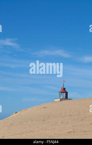 Der Leuchtturm bei Rubjerg Knude wurde aufgegeben und als eine touristische Attraktion steht mitten in der Wüste geblieben. Stockfoto