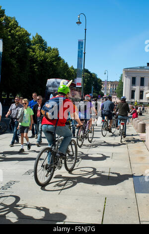 Norwegen, Oslo. Karl Johans Gate, Innenstadt Fußgängerzone. Touristen auf dem Fahrrad Stadt Stadtrundfahrt. Stockfoto