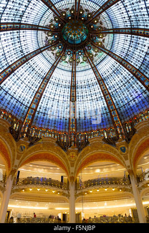 Kuppel in den Galeries Lafayette in Paris Stockfoto