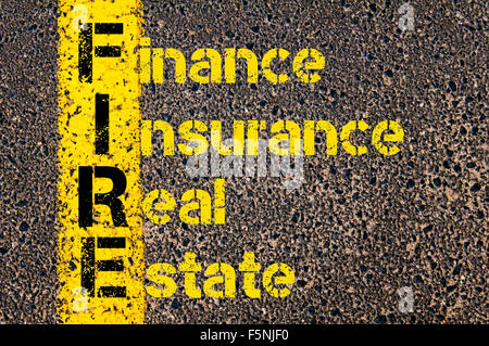 Konzept-Bild von Business Akronym Feuer als Insurance Finance und Real Estate über Straße Markierung gelber Farbe geschrieben. Stockfoto