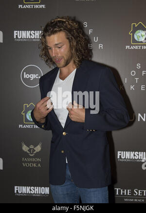 Miami Beach, FL, USA. 6. November 2015. MIAMI - 06 November: Cole Monahan kommt im Setai Hotel Suno-Modenschau im Rahmen der Funkshion Fashion Week in Miami Beach.Credit besuchen: Andrew Patron/Zuma Draht Credit: Andrew Patron/ZUMA Draht/Alamy Live News Stockfoto