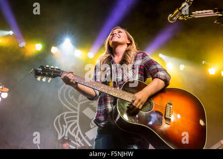 Detroit, Michigan, USA. 6. November 2015. TAYLOR-DYE von MADDIE & TAE durchführen auf ihre '' beginnen hier Tour'' in Saint Andrews Hall in Detroit, MI am 6. November 2015 Credit: Marc Nader/ZUMA Draht/Alamy Live News Stockfoto