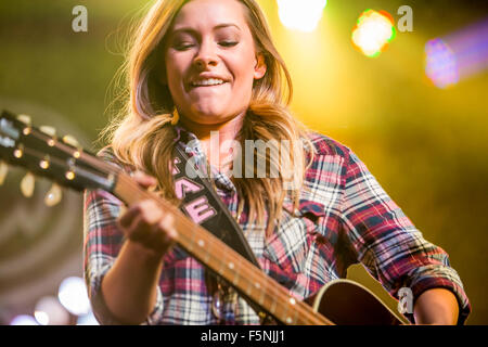 Detroit, Michigan, USA. 6. November 2015. TAYLOR-DYE von MADDIE & TAE durchführen auf ihre '' beginnen hier Tour'' in Saint Andrews Hall in Detroit, MI am 6. November 2015 Credit: Marc Nader/ZUMA Draht/Alamy Live News Stockfoto