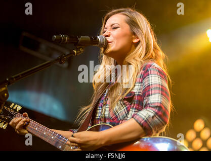 Detroit, Michigan, USA. 6. November 2015. TAYLOR-DYE von MADDIE & TAE durchführen auf ihre '' beginnen hier Tour'' in Saint Andrews Hall in Detroit, MI am 6. November 2015 Credit: Marc Nader/ZUMA Draht/Alamy Live News Stockfoto