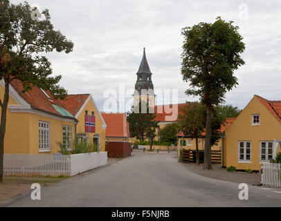 Eine typische Straße in Skagen, die nördliche die meisten Dänemark wo gelb und weiß sind die dominierenden Farben. Stockfoto