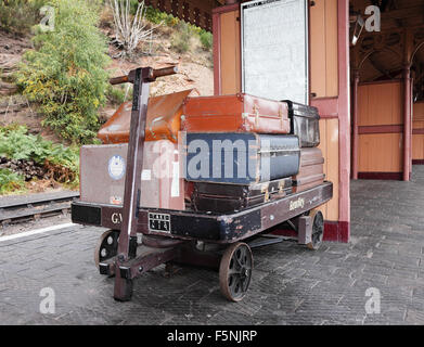 Nostalgische Blick auf die Altstadt Gepäck auf einem Plattform-Wagen auf die Severn Valley Railway Station Bewdley in England Stockfoto