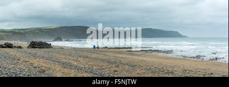 Panoramablick auf Widemouth Bay, North Cornwall, UK an einem bewölkten Tag regnerisch. 5. September 2015 übernommen. Stockfoto