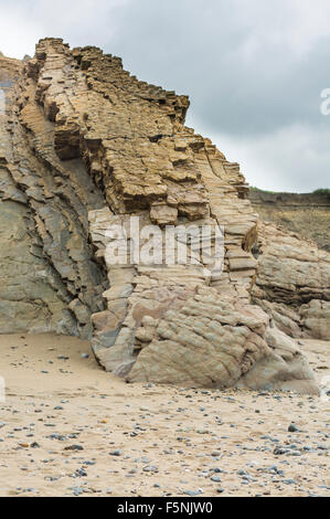 Felsformation im Widemouth Bay, North Cornwall, UK an einem bewölkten Tag regnerisch. 5. September 2015 übernommen. Stockfoto