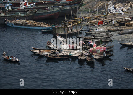 Boote in den verschmutzten Fluss Buriganga in Dhaka, Bangladesch. Stockfoto