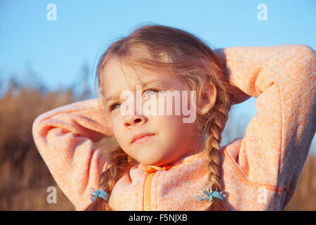 Porträt eines Mädchens mit Zöpfen Closeup an einem sonnigen Tag im freien Stockfoto