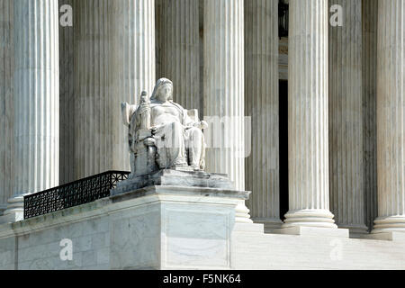 "Kontemplation der Gerechtigkeit" Statue und Spalten, United States Supreme Court, Washington, District Of Columbia-USA Stockfoto