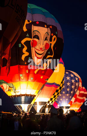 Bunte Heißluftballons während Ballon Glühen, Albuquerque International Balloon Fiesta, Albuquerque, New Mexico USA beleuchtet Stockfoto