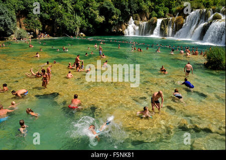 Baden Touristen am Skradinski Buk Wasserfall, Nationalpark Krka, Region Sibenik-Knin, Dalmatien, Kroatien Stockfoto