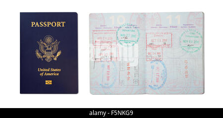 USA Reisepass-Cover blau und Reisepass mit Briefmarken aus Ländern zu öffnen. Stockfoto