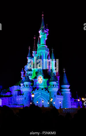 Sleeping Beauty Castle, Fantasyland, Disneyland Paris Themenpark, Marne-la-Vallée, Île-de-France, Frankreich auf nightime Stockfoto