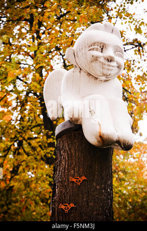 Engelsstatue sitzend auf die Pole Position in den Park von Vilnius Stockfoto