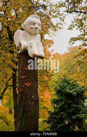 Engelsstatue sitzend auf die Pole Position in den Park von Vilnius Stockfoto