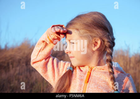 Das kleine Mädchen schaut Weg, Portrait auf Natur Stockfoto