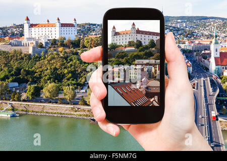 Reisekonzept - touristische Momentaufnahme der Burg Bratislava Hrad über Altstadt auf smartphone Stockfoto