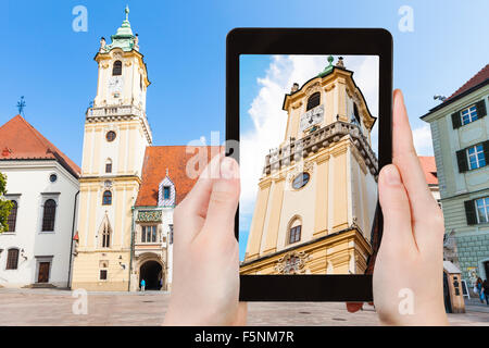 Reisen Sie Konzept - touristische Momentaufnahme des Altstädter Rathaus am Hauptplatz in Bratislava auf TabletPC Stockfoto