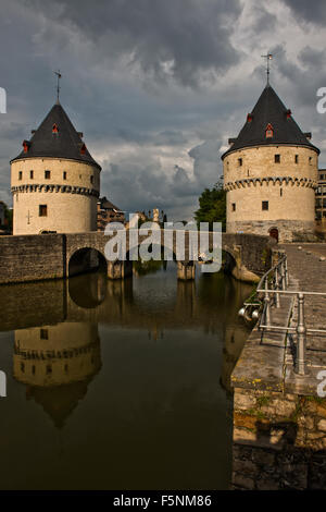 Die Broel-Türme sind Teil der letzten verbleibenden Teile der mittelalterlichen Stadtmauer von der belgischen Stadt Kortrijk. Stockfoto