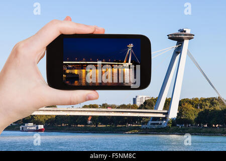 Reisen Sie Konzept - touristische Momentaufnahme der SNP Brücke (UFO, Novy Most, neue Brücke) über die Donau in Bratislava auf smartphon Stockfoto