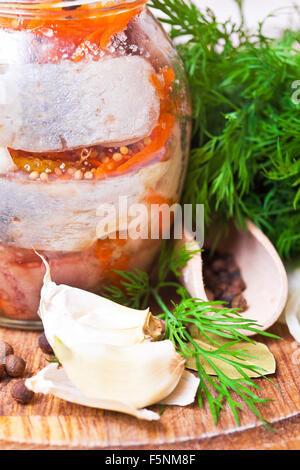 Marinierter Fisch mit Gewürzen im Weckglas Stockfoto