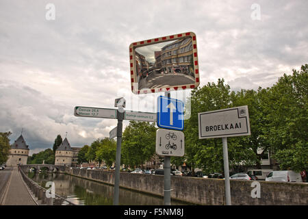 Die Broel-Türme sind Teil der letzten verbleibenden Teile der mittelalterlichen Stadtmauer von der belgischen Stadt Kortrijk. Stockfoto