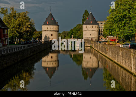 Die Broel-Türme sind Teil der letzten verbleibenden Teile der mittelalterlichen Stadtmauer von der belgischen Stadt Kortrijk. Stockfoto