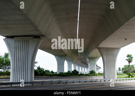 Stuart Florida, NW Federal Highway Bridge Highway Route 1, unter, über St. Saint Lucie River Wasser, Zement, Besucher reisen Reise Tour Tourist tou Stockfoto