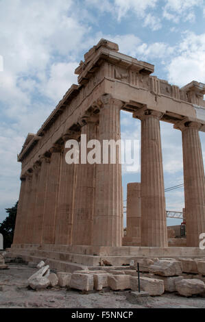 Der Parthenon ist einem alten griechischen Tempel gebaut zwischen 447 und 438 v. Chr. an der Nordseite von der Akropolis in Athen. Stockfoto