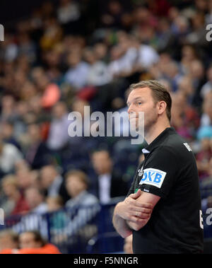 Hamburg, Deutschland. 7. November 2015. Deutschlands Trainer Dagur Sigurdsson während der Supercup Herren Handball Spiel zwischen Deutschland und Serbien in Hamburg, Deutschland, 7. November 2015. Foto: DANIEL REINHARDT/Dpa/Alamy Live News Stockfoto