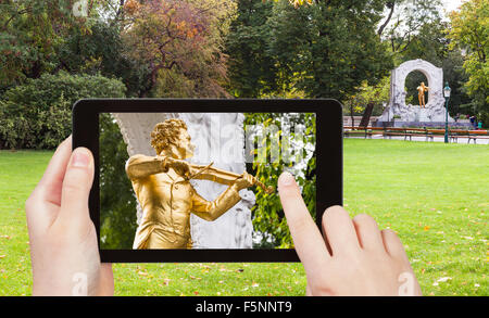 Reisen Sie Konzept - touristische Momentaufnahme der Denkmal von Johann Strauß Sohn im Stadtpark (Stadtpark) in Wien auf TabletPC Stockfoto