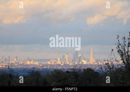 Epsom Downs, Surrey. 7. November 2015. Nach einem Tag voller Wind und Regen, der Sturm schließlich kurz vor Einbruch der Dunkelheit verabschiedet, mit der Sonne werfen ein warmes Glühen Sie über der City of London, von Epsom Downs gesehen. Bildnachweis: Julia Gavin UK/Alamy Live-Nachrichten Stockfoto