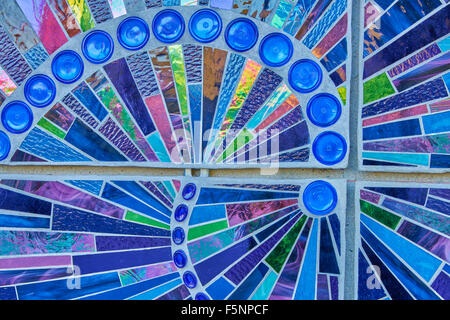 Glasmalerei-Detail aus der Fassade des American Visionary Art Museum in Baltimore, Maryland Stockfoto
