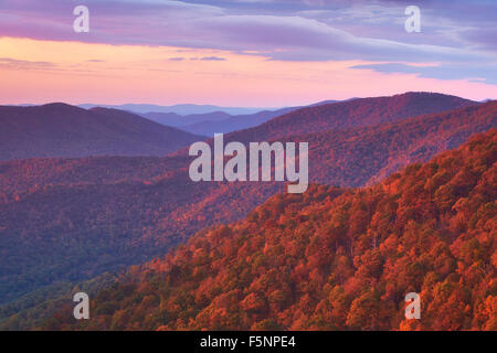 Grandios und bunten Herbst auf die Shenandoah Berge von Pinnacles übersehen auf Skyline Drive Stockfoto